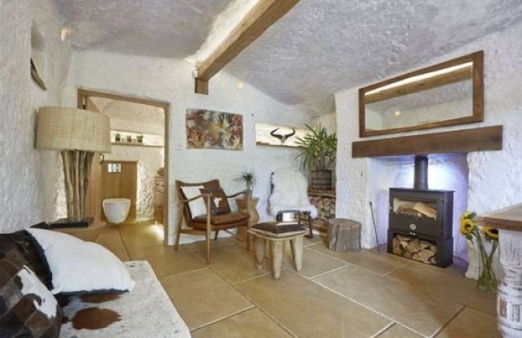 Illustration de l'article : Cet homme dépense 134.000 euros pour vivre dans une grotte vieille de 800 ans... L'intérieur est unique en son genre !