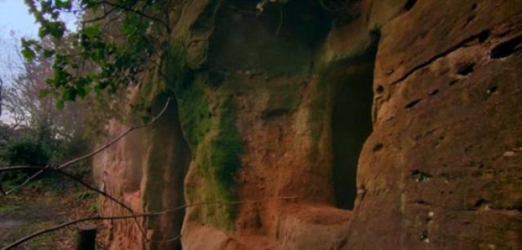 Illustration de l'article : Cet homme dépense 134.000 euros pour vivre dans une grotte vieille de 800 ans... L'intérieur est unique en son genre !