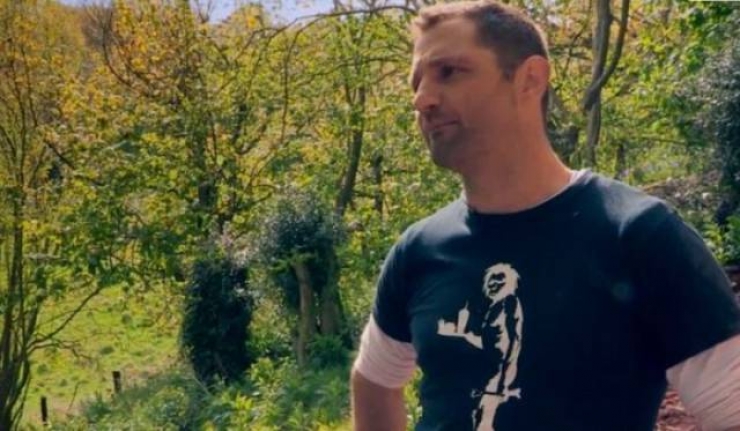 Illustration de l'article : Cet homme dépense 134.000 euros pour vivre dans une grotte vieille de 800 ans... L'intérieur est unique en son genre !