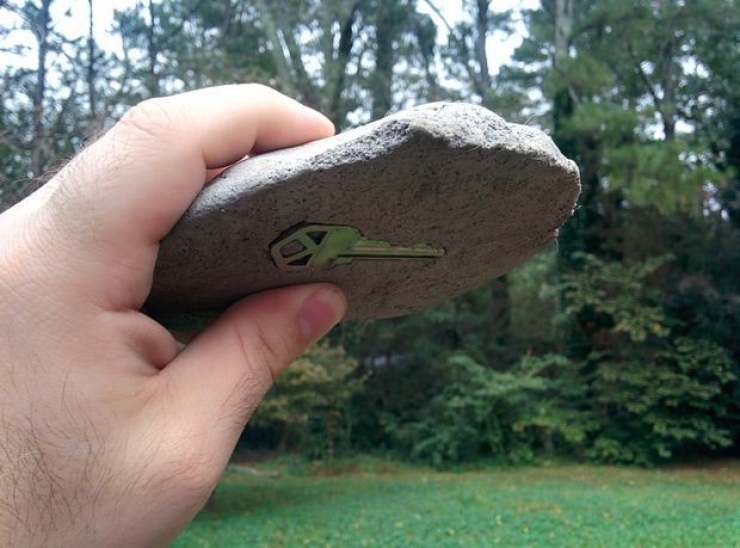 Illustration de l'article : Astuce en trompe-l'oeil pour cacher le double de votre clé de maison