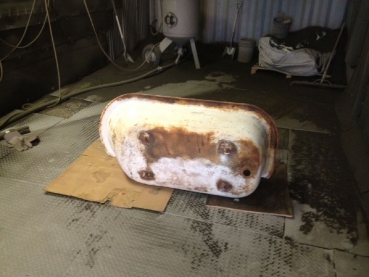 Illustration de l'article : Il récupère une vieille baignoire qu'il coupe en deux... Ce qu'il en fait tient du pur génie !