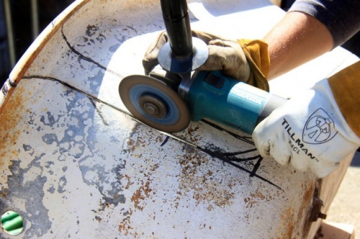 Illustration de l'article : Il récupère une vieille baignoire qu'il coupe en deux... Ce qu'il en fait tient du pur génie !