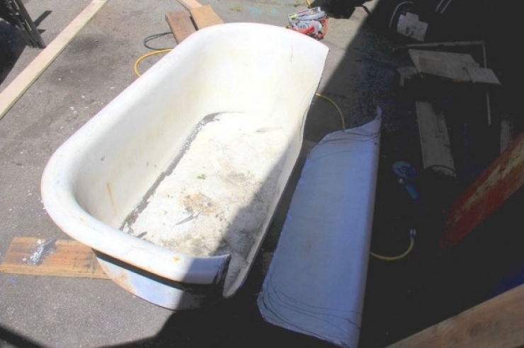 Illustration de l'article : Il récupère une vieille baignoire qu'il coupe en deux... Ce qu'il en fait tient du pur génie !