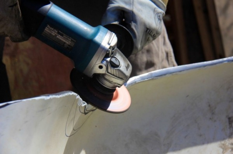 Illustration de l'article : Il récupère une vieille baignoire qu'il coupe en deux... Ce qu'il en fait tient du pur génie !