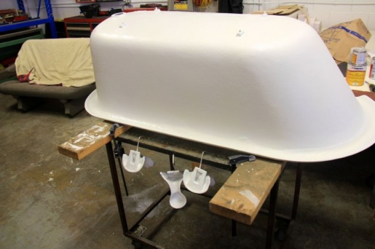 Illustration de l'article : Il récupère une vieille baignoire qu'il coupe en deux... Ce qu'il en fait tient du pur génie !