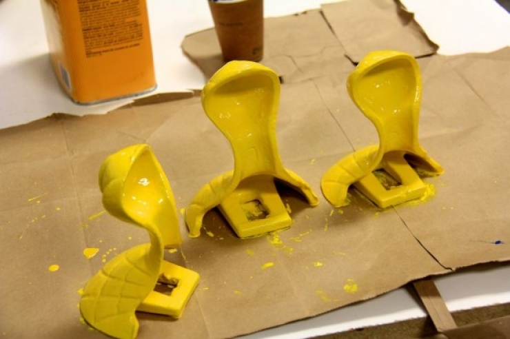 Illustration de l'article : Il récupère une vieille baignoire qu'il coupe en deux... Ce qu'il en fait tient du pur génie !