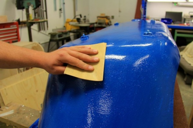 Illustration de l'article : Il récupère une vieille baignoire qu'il coupe en deux... Ce qu'il en fait tient du pur génie !