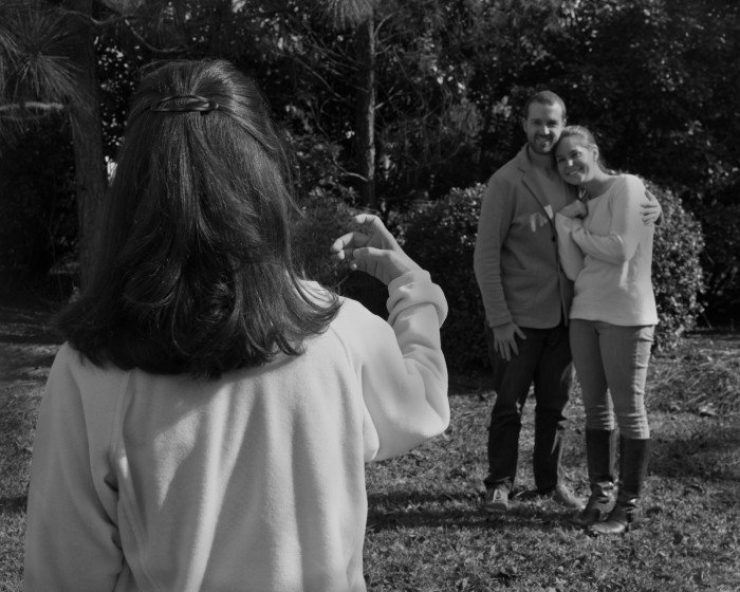 Illustration de l'article : Ce photographe retire les portables pr&eacute;sents sur ses photos pour montrer &agrave; quel point nous sommes devenus accros...