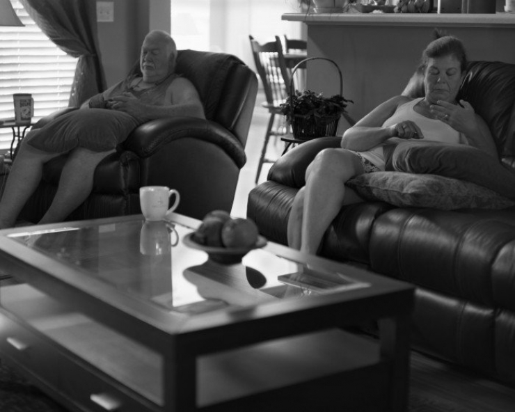 Illustration de l'article : Ce photographe retire les portables pr&eacute;sents sur ses photos pour montrer &agrave; quel point nous sommes devenus accros...