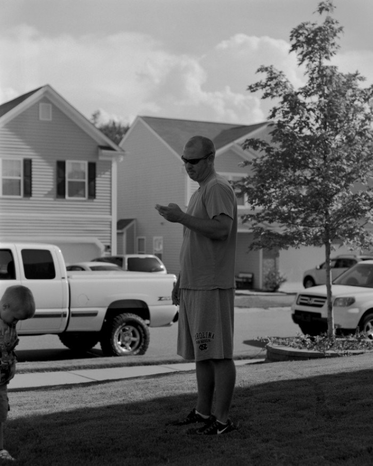 Illustration de l'article : Ce photographe retire les portables pr&eacute;sents sur ses photos pour montrer &agrave; quel point nous sommes devenus accros...