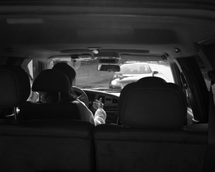 Illustration de l'article : Ce photographe retire les portables pr&eacute;sents sur ses photos pour montrer &agrave; quel point nous sommes devenus accros...