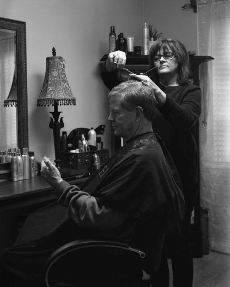 Illustration de l'article : Ce photographe retire les portables pr&eacute;sents sur ses photos pour montrer &agrave; quel point nous sommes devenus accros...