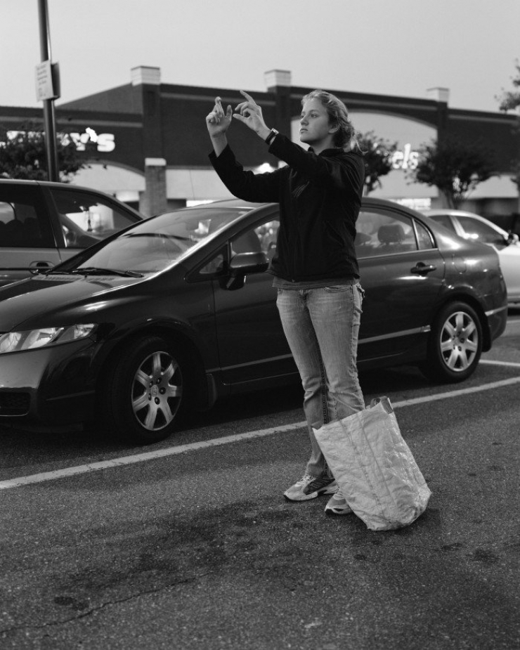 Illustration de l'article : Ce photographe retire les portables pr&eacute;sents sur ses photos pour montrer &agrave; quel point nous sommes devenus accros...