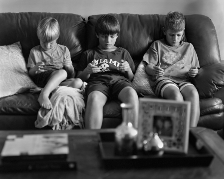 Illustration de l'article : Ce photographe retire les portables pr&eacute;sents sur ses photos pour montrer &agrave; quel point nous sommes devenus accros...