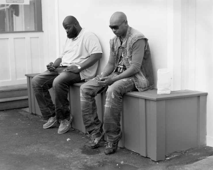 Illustration de l'article : Ce photographe retire les portables pr&eacute;sents sur ses photos pour montrer &agrave; quel point nous sommes devenus accros...