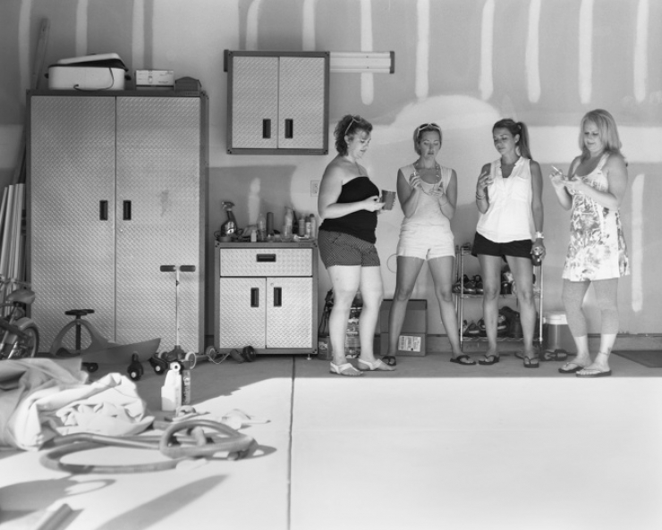 Illustration de l'article : Ce photographe retire les portables pr&eacute;sents sur ses photos pour montrer &agrave; quel point nous sommes devenus accros...