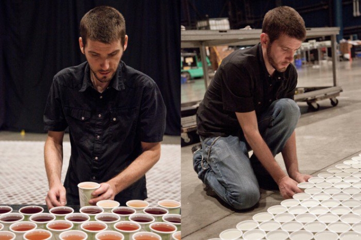 Illustration de l'article : Il dispose 66.000 verres remplis d'eau les uns à côté des autres. Une fois que la caméra s'éloigne c'est vraiment surprenant...