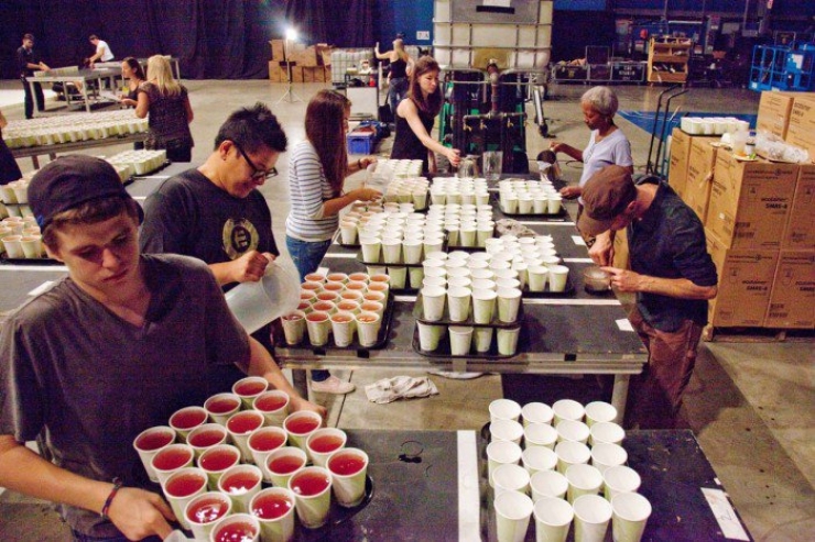 Illustration de l'article : Il dispose 66.000 verres remplis d'eau les uns à côté des autres. Une fois que la caméra s'éloigne c'est vraiment surprenant...