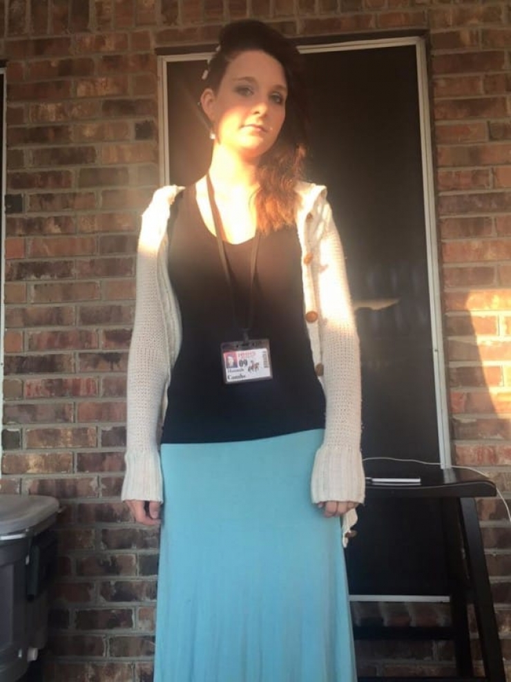 Illustration de l'article : Elle s'est fait brûler la tête après avoir subi des intimidations... Ce qu'une coiffeuse a fait pour elle est magnifique !