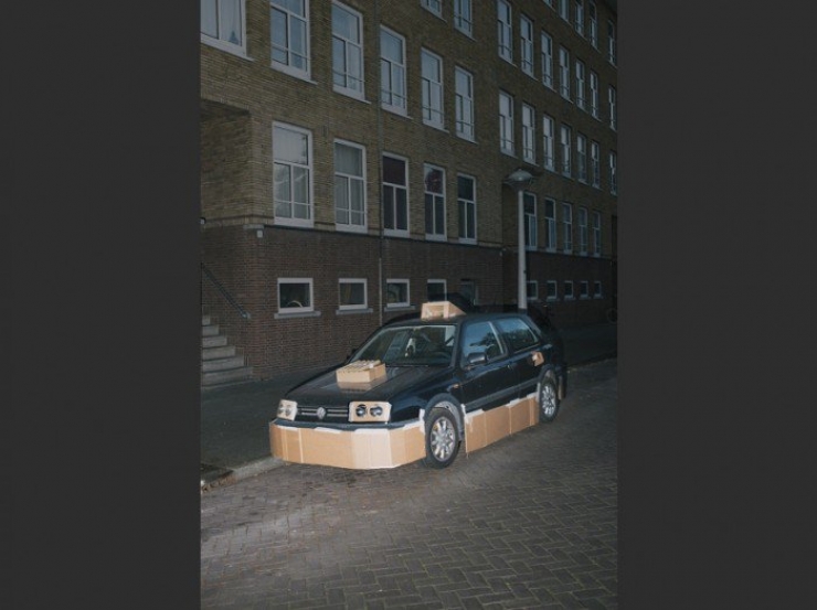 Illustration de l'article : Donnez lui du carton et du ruban adh&eacute;sif et il transforme compl&egrave;tement votre voiture...