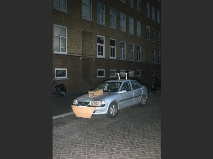 Illustration de l'article : Donnez lui du carton et du ruban adh&eacute;sif et il transforme compl&egrave;tement votre voiture...