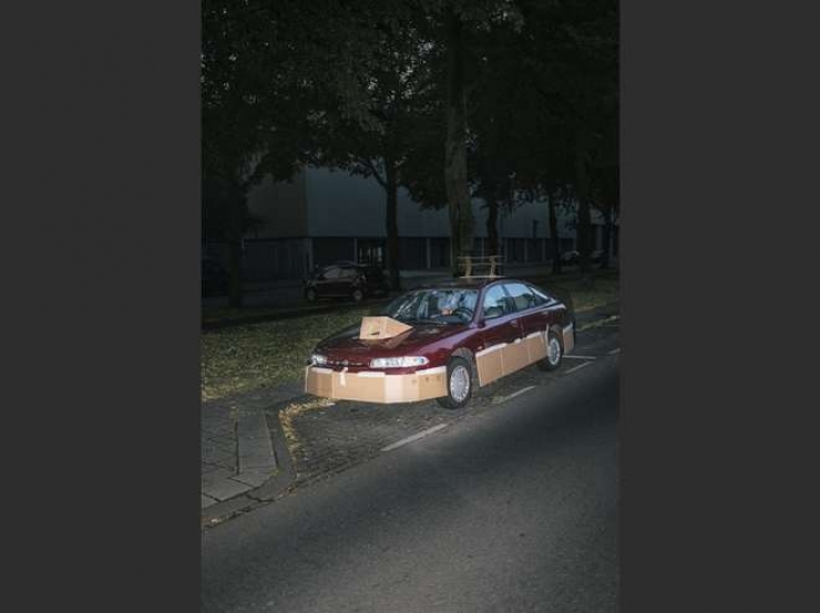 Illustration de l'article : Donnez lui du carton et du ruban adh&eacute;sif et il transforme compl&egrave;tement votre voiture...