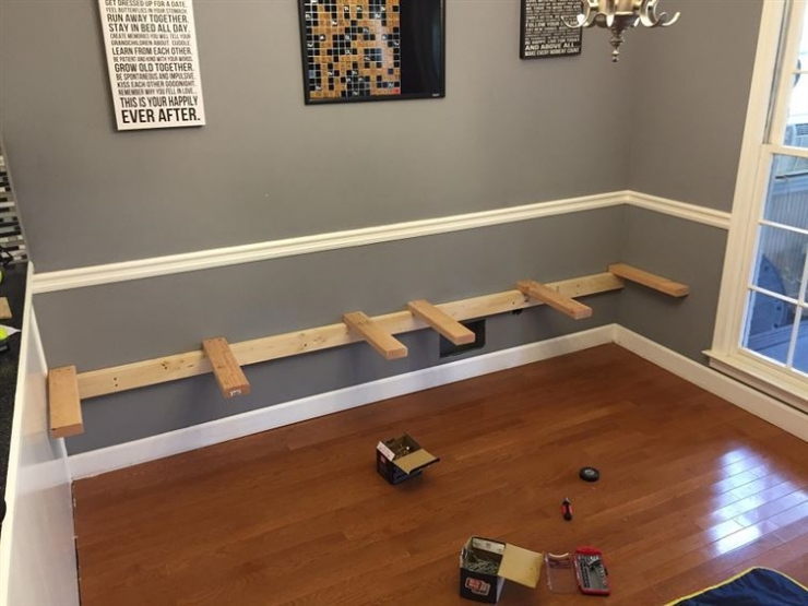 Illustration de l'article : Il lui a suffi d'utiliser des matériaux simples pour transformer complètement sa salle à manger.. Attendez de voir le résultat !