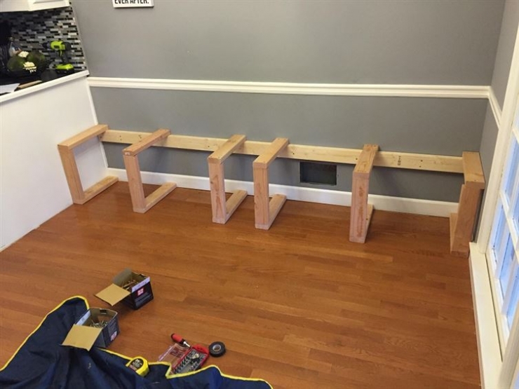 Illustration de l'article : Il lui a suffi d'utiliser des matériaux simples pour transformer complètement sa salle à manger.. Attendez de voir le résultat !