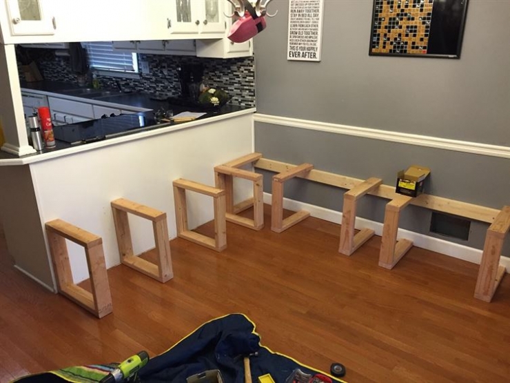 Illustration de l'article : Il lui a suffi d'utiliser des matériaux simples pour transformer complètement sa salle à manger.. Attendez de voir le résultat !