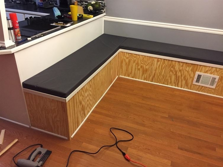 Illustration de l'article : Il lui a suffi d'utiliser des matériaux simples pour transformer complètement sa salle à manger.. Attendez de voir le résultat !