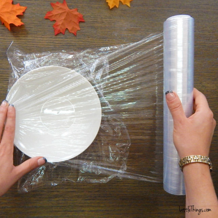Elle met de la colle blanche sur des feuilles pour réaliser une très ...