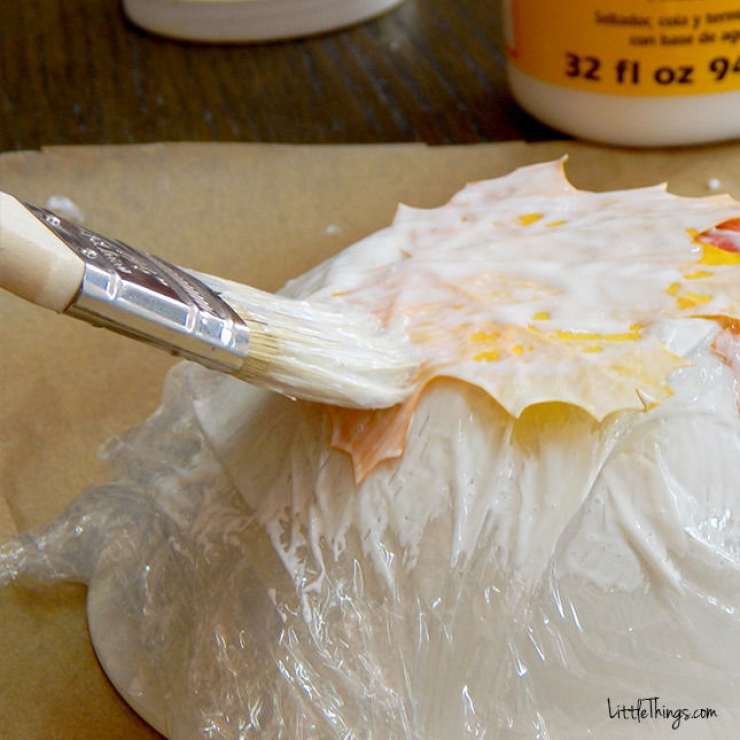 Illustration de l'article : Elle met de la colle blanche sur des feuilles pour réaliser une très jolie décoration automnale ! Vous devez essayer...