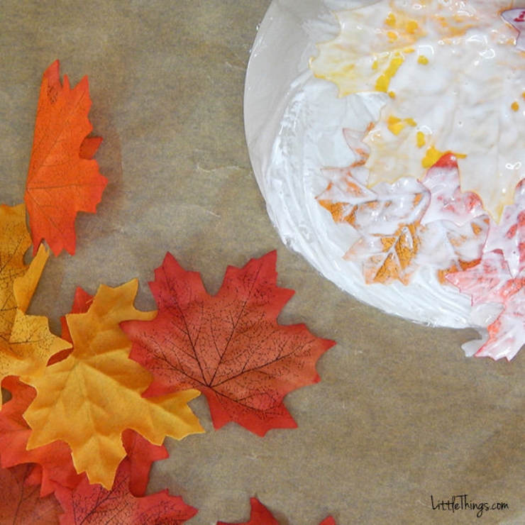 Illustration de l'article : Elle met de la colle blanche sur des feuilles pour réaliser une très jolie décoration automnale ! Vous devez essayer...