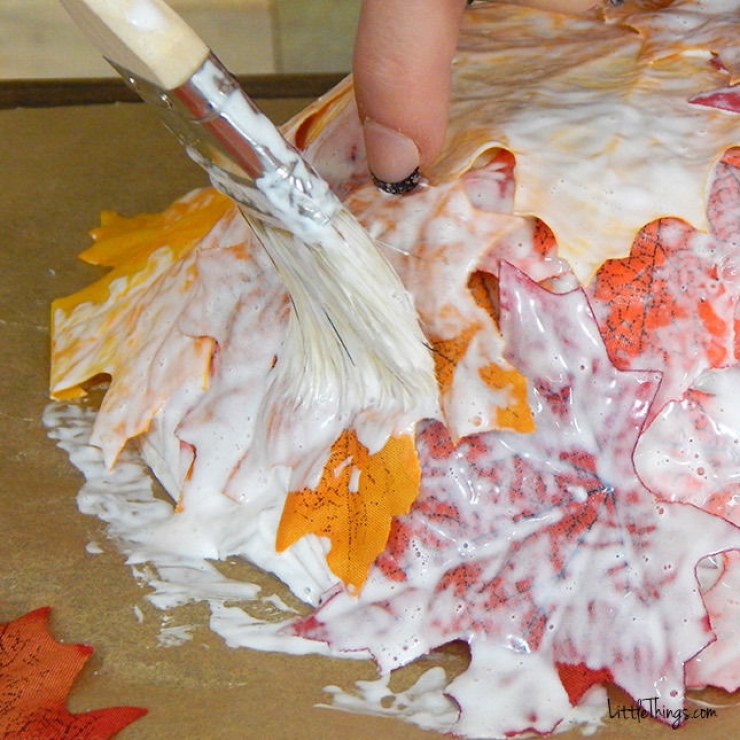 Illustration de l'article : Elle met de la colle blanche sur des feuilles pour réaliser une très jolie décoration automnale ! Vous devez essayer...