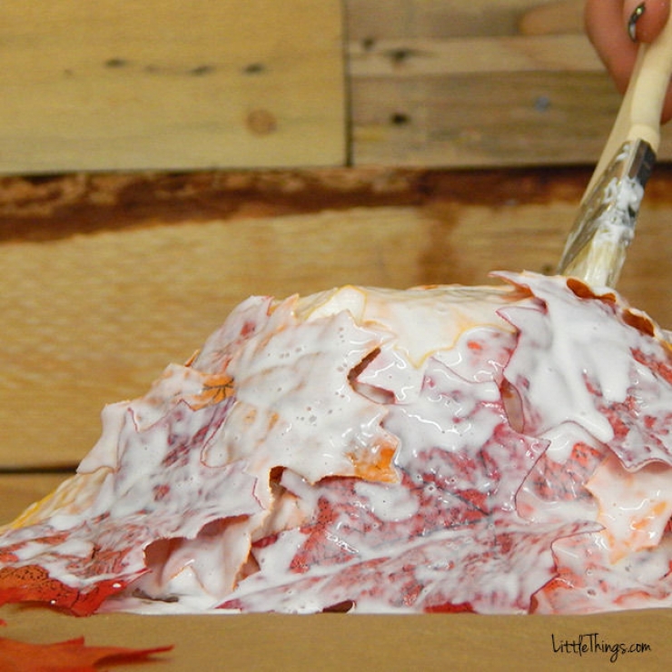 Illustration de l'article : Elle met de la colle blanche sur des feuilles pour réaliser une très jolie décoration automnale ! Vous devez essayer...