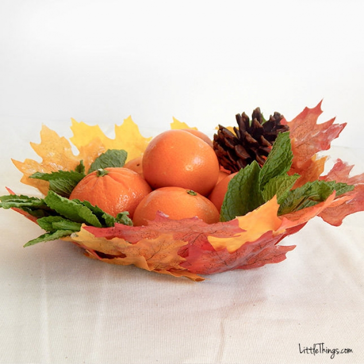 Illustration de l'article : Elle met de la colle blanche sur des feuilles pour réaliser une très jolie décoration automnale ! Vous devez essayer...