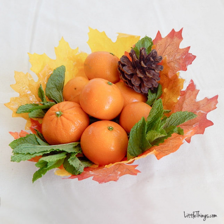 Illustration de l'article : Elle met de la colle blanche sur des feuilles pour réaliser une très jolie décoration automnale ! Vous devez essayer...