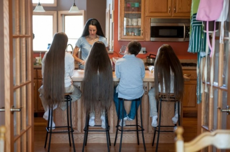 Illustration de l'article : Surnomée la vraie famille de Raiponce, cette maman et ses filles affichent des chevelures à couper le souffle... Attendez de voir quand elle se retournent !