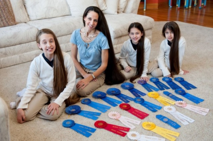 Illustration de l'article : Surnomée la vraie famille de Raiponce, cette maman et ses filles affichent des chevelures à couper le souffle... Attendez de voir quand elle se retournent !