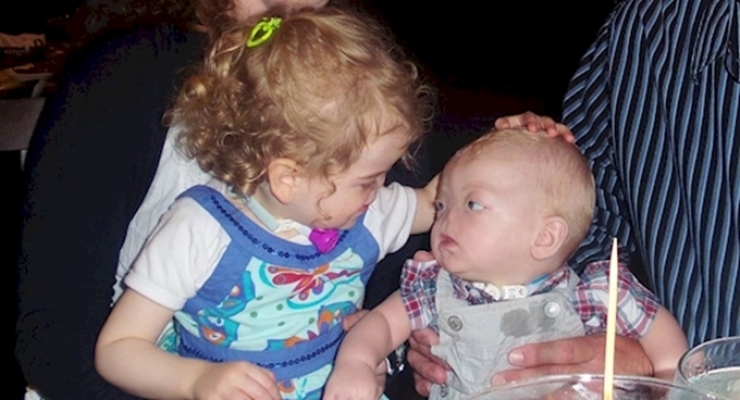 Illustration de l'article : N&eacute; sans nez, le petit Eli fait preuve d'un courage magnifique ! Ce qu'il est devenu fait plaisir &agrave; voir...