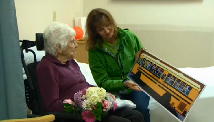 Illustration de l'article : Ce bus passait devant chez cette mamie tous les jours et elle et les élèves avaient pour habitude de se faire coucou... Un jour elle n'était plus là et ce que les élèves ont fait est magnifique !