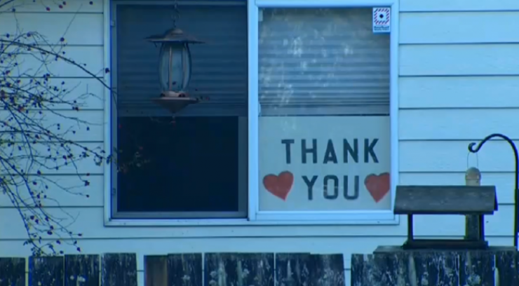 Illustration de l'article : Ce bus passait devant chez cette mamie tous les jours et elle et les élèves avaient pour habitude de se faire coucou... Un jour elle n'était plus là et ce que les élèves ont fait est magnifique !