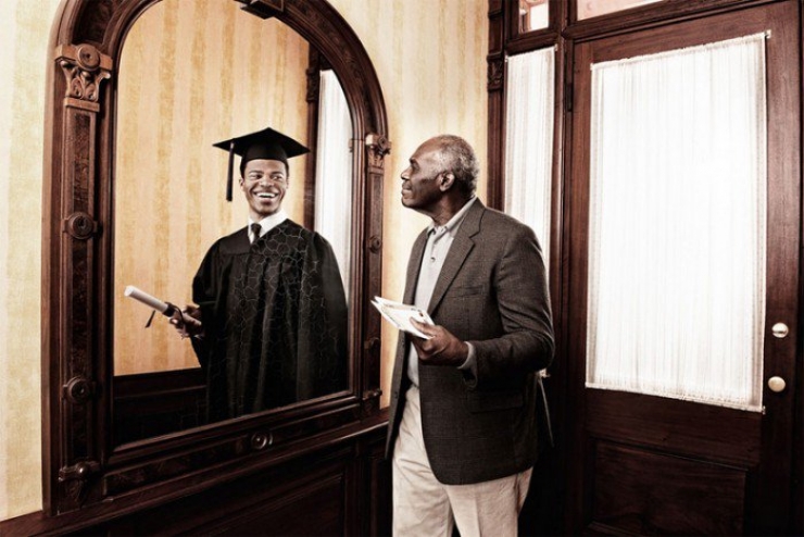 Illustration de l'article : Ces personnes âgées regardent le reflet de leur jeunesse dans le miroir. Un projet signé Tom Hussey...