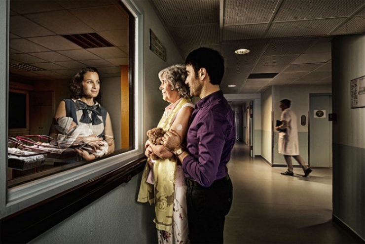 Illustration de l'article : Ces personnes âgées regardent le reflet de leur jeunesse dans le miroir. Un projet signé Tom Hussey...