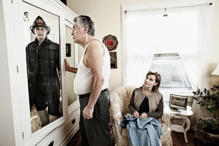 Illustration de l'article : Ces personnes âgées regardent le reflet de leur jeunesse dans le miroir. Un projet signé Tom Hussey...