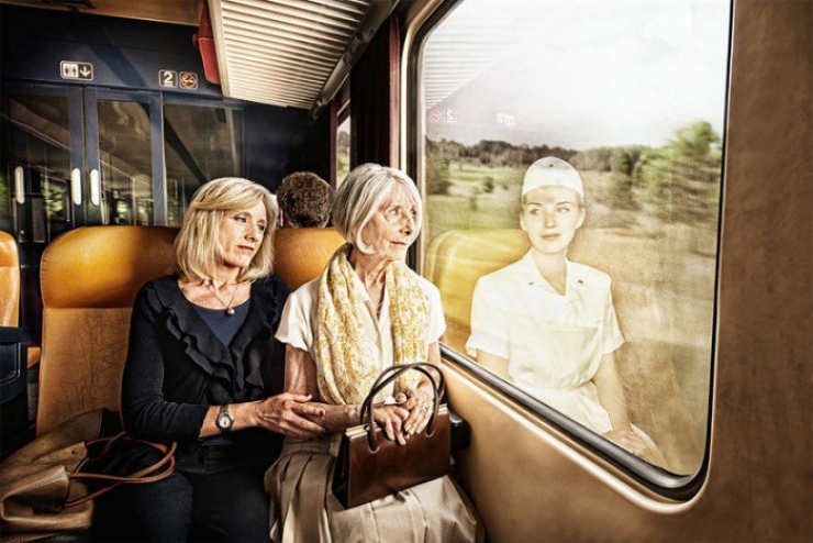 Illustration de l'article : Ces personnes âgées regardent le reflet de leur jeunesse dans le miroir. Un projet signé Tom Hussey...