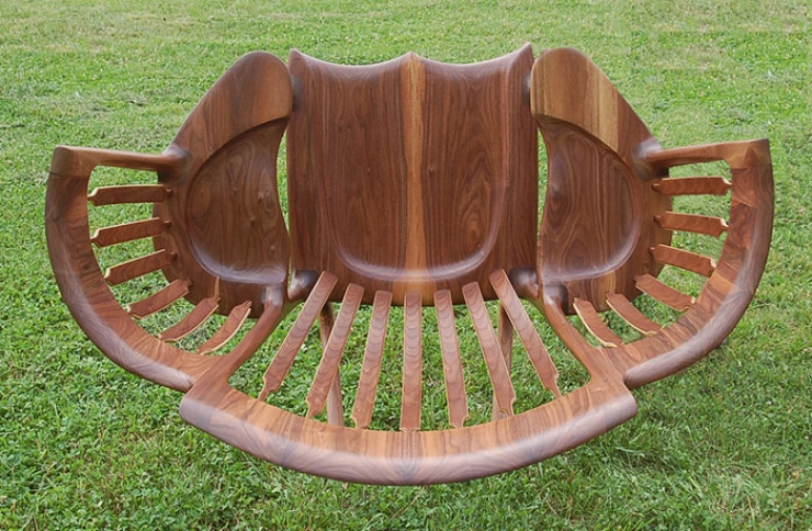 Illustration de l'article : Un papa fabrique un triple fauteuil &agrave; bascule pour pouvoir faire la lecture &agrave; ses trois enfants