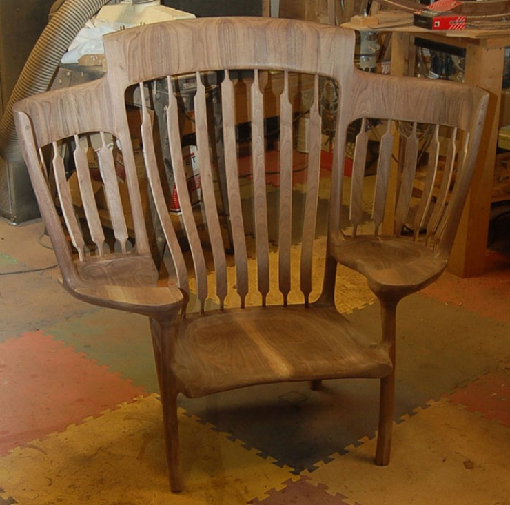 Illustration de l'article : Un papa fabrique un triple fauteuil &agrave; bascule pour pouvoir faire la lecture &agrave; ses trois enfants