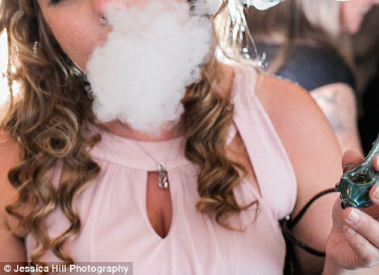 Illustration de l'article : Ils remplacent le champagne par du cannabis lors de leur mariage... Les invités adorent !