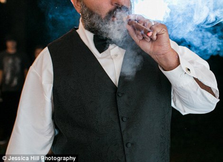 Illustration de l'article : Ils remplacent le champagne par du cannabis lors de leur mariage... Les invités adorent !
